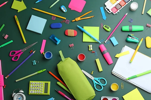 Yeşil arka plan üzerinde farklı parlak okul kırtasiye, düz yatıyordu