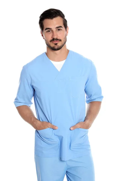 Portrait de jeune médecin masculin en uniforme sur fond blanc. Service médical — Photo