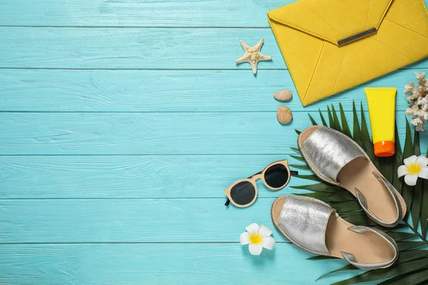 Açık mavi ahşap arka plan üzerinde şık plaj aksesuarları ile Düz döşeme kompozisyon, metin için alan