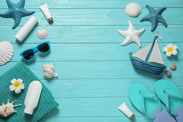 Açık mavi ahşap arka plan üzerinde şık plaj aksesuarları ile Düz döşeme kompozisyon, metin için alan