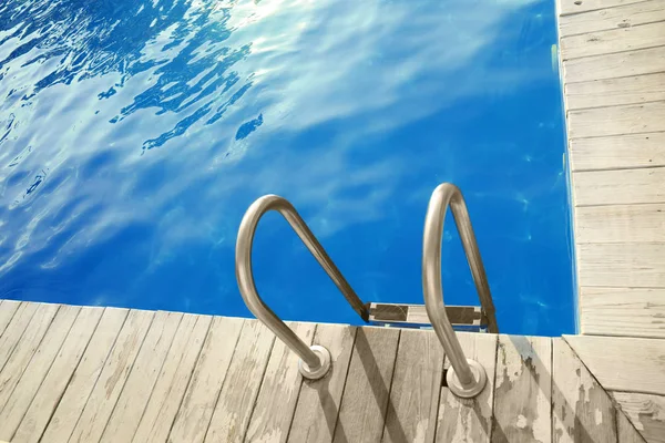 계단 사다리 야외와 현대 수영장 — 스톡 사진