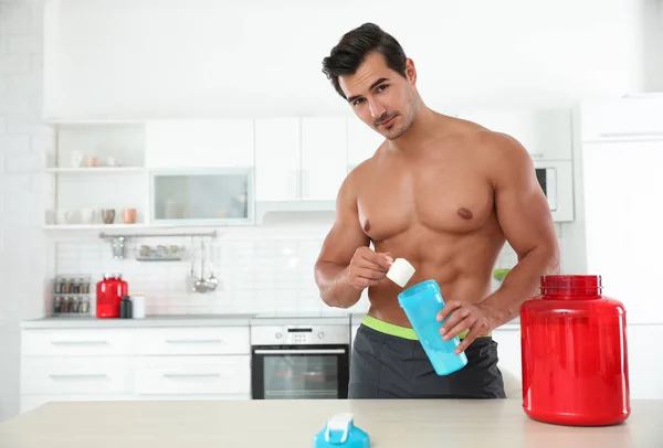 Genç gömleksiz atletik adam mutfakta protein shake hazırlanıyor, metin için alan — Stok fotoğraf