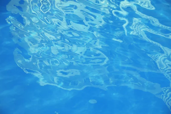 Surface d'eau bleue propre dans la piscine, gros plan — Photo