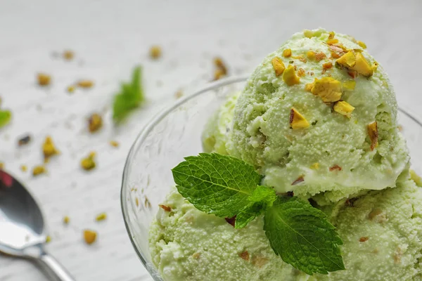Läcker grön glass serveras i dessert skål på vitt bord, närbild — Stockfoto