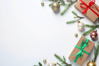 Beyaz arka plan üzerinde Noel hediyeleri ve şenlikli dekor ile Düz yatıyordu kompozisyon. Metin için alan