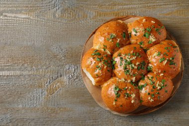 Ahşap masa üzerinde geleneksel Ukrayna sarımsak ekmek (Pampushky), üst görünümü. Metin için alan
