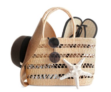 Beyaz arka planda plaj aksesuarları.