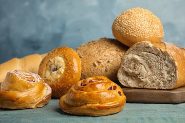 Mavi ahşap masada taze ekmek ve hamur işleri