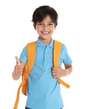 Beyaz arka plan üzerinde okul üniforması mutlu çocuk