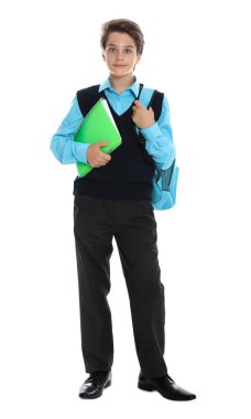 Beyaz arka plan üzerinde okul üniforması mutlu çocuk