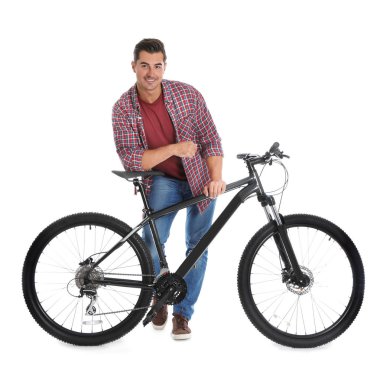 Beyaz arka plan üzerinde modern bisiklet ile Yakışıklı genç adam