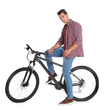 Beyaz arka plan üzerinde modern bisiklet ile Yakışıklı genç adam