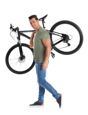 Beyaz arka plan üzerinde modern bisiklet ile Yakışıklı genç adam