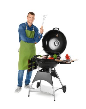 Man önlük barbekü ızgara, beyaz arka plan üzerinde pişirme