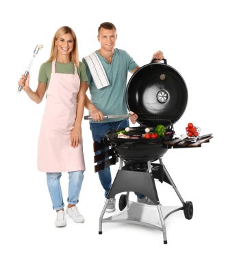 Barbekü ızgara, beyaz arka plan üzerinde mutlu çift pişirme