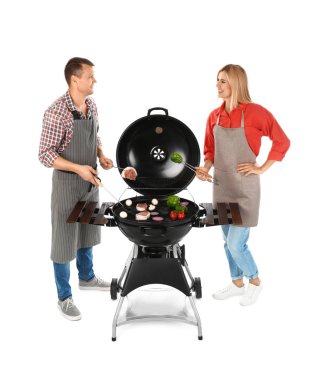 Barbekü ızgara, beyaz arka plan üzerinde mutlu çift pişirme
