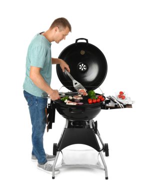 Barbekü ızgara, beyaz arka plan üzerinde erkek pişirme