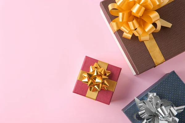 Composición plana con hermosas cajas de regalo sobre fondo rosa. Espacio para texto —  Fotos de Stock