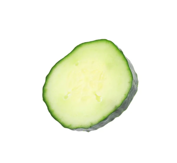 Pedazo de pepino fresco sobre fondo blanco — Foto de Stock