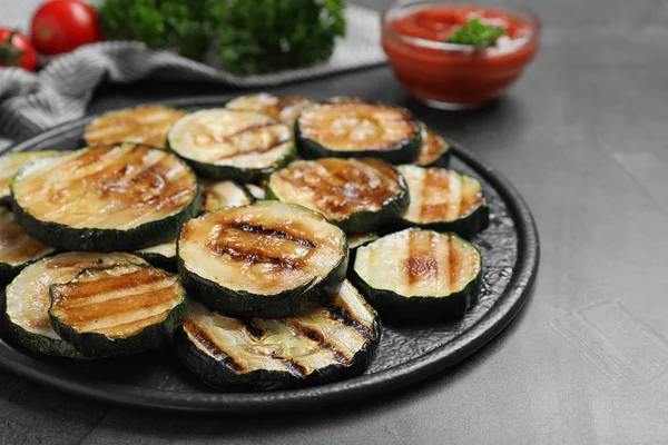 Deliziose fette di zucchine grigliate servite sul tavolo grigio — Foto Stock