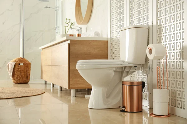 Toilet mangkuk dekat layar kayu di interior kamar mandi modern — Stok Foto