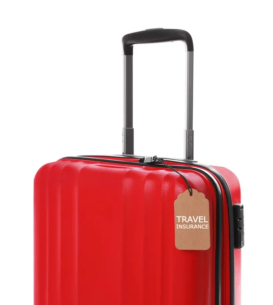 Czerwona walizka z etykietą ubezpieczenia podróżnego na białym tle — Zdjęcie stockowe