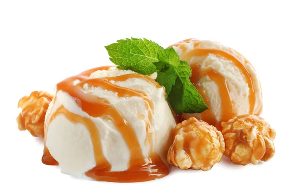 Спайси смачного морозива з карамельним соусом, м'ятою та попкорном на білому тлі — стокове фото