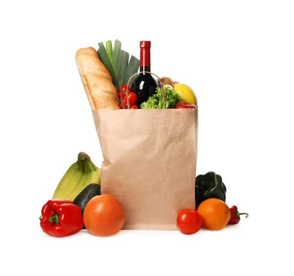 Sacchetto di carta con generi alimentari su sfondo bianco — Foto Stock