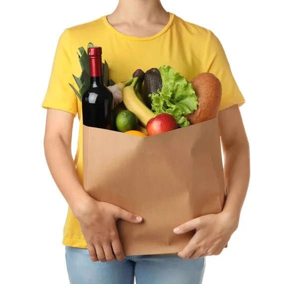 Mujer sosteniendo bolsa de papel de compras con diferentes comestibles sobre fondo blanco —  Fotos de Stock