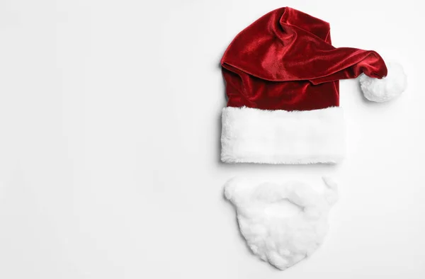 Sombrero de Papá Noel con barba sobre fondo blanco, vista superior —  Fotos de Stock