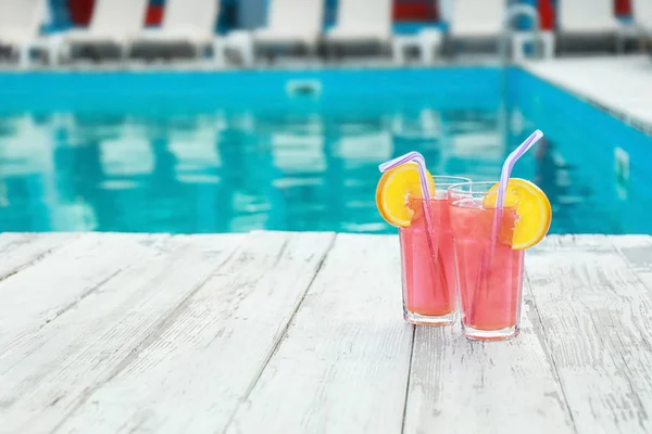 Cocktails rafraîchissants près de la piscine extérieure par une journée ensoleillée — Photo