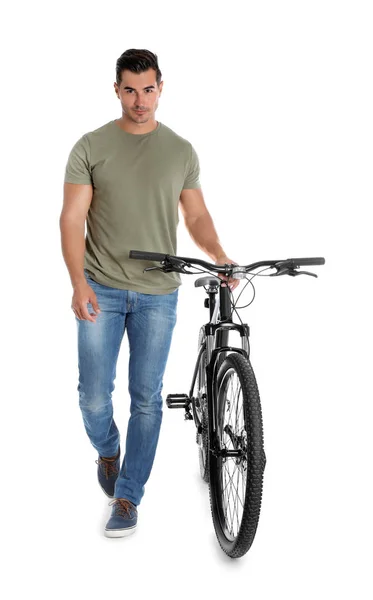 Joven guapo con bicicleta moderna sobre fondo blanco — Foto de Stock