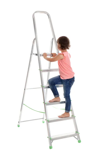 Pikkutyttö kiipeää tikkaita valkoisella pohjalla. Vaara kotona — kuvapankkivalokuva