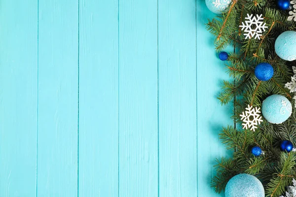 Fir takken met kerst decoratie op licht blauwe houten achtergrond, platte lag. Ruimte voor tekst — Stockfoto