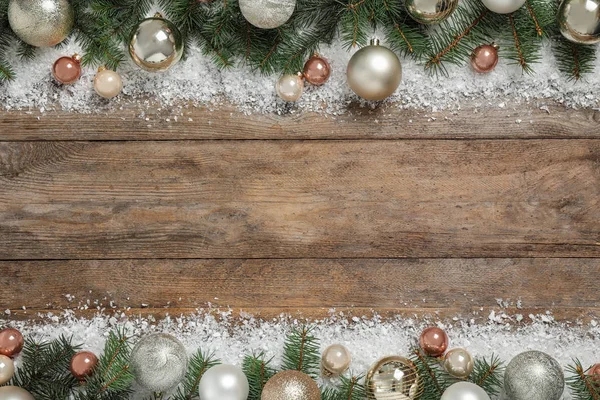 モミの枝、クリスマスの装飾や木製の背景に雪、平らな横。テキスト用のスペース — ストック写真