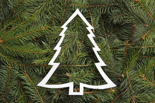 Arbre de Noël découpé en papier sur branches, vue de dessus — Photo