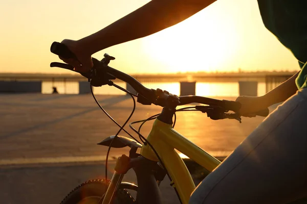 年轻女子与自行车在城市海滨日落，特写 — 图库照片