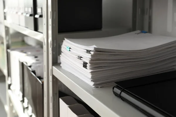 Montón de documentos con clips de papel en estante en la oficina —  Fotos de Stock