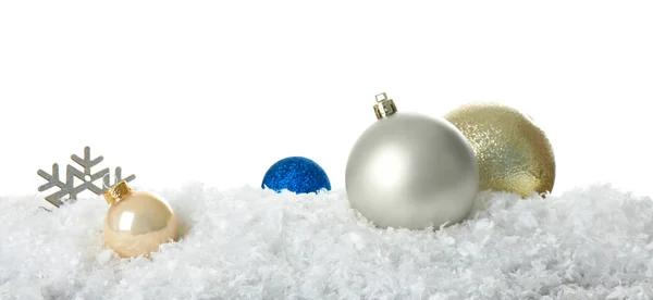 Kerst decoratie op sneeuw tegen witte achtergrond — Stockfoto