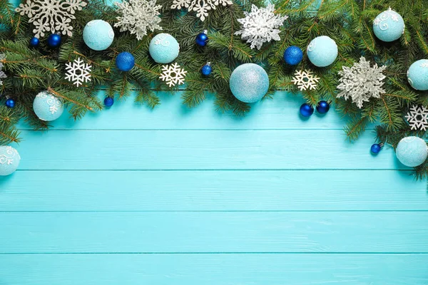 Fir takken met kerst decoratie op licht blauwe houten achtergrond, platte lag. Ruimte voor tekst — Stockfoto