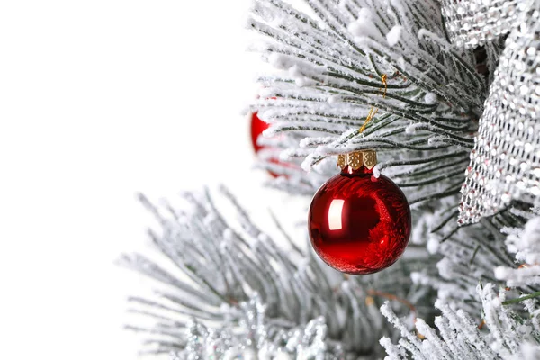 Hermoso árbol de Navidad con decoración festiva sobre fondo blanco —  Fotos de Stock