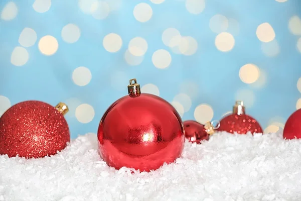 Weihnachtsdekoration auf Schnee vor blauem Hintergrund — Stockfoto