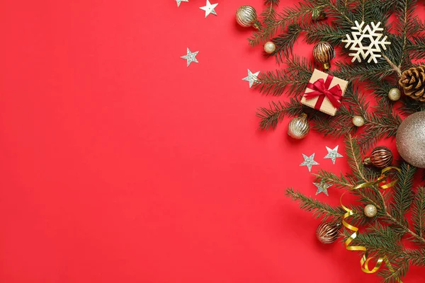 빨간 배경에 크리스마스 장식 전나무 가지, 평면 평신도. 텍스트를 위한 공간 — 스톡 사진