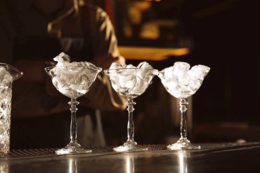 Bar sayacında buz küpleri ile Martini gözlük