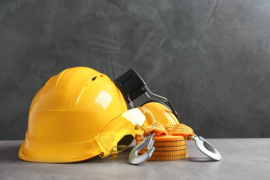 Gri arka plan karşı masada güvenlik ekipmanları ile kompozisyon. Metin için yer