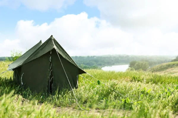 Zeltlager auf der grünen Wiese an einem sonnigen Tag. Raum für Text — Stockfoto