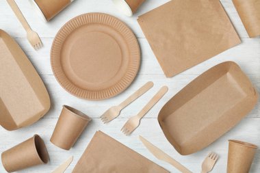 Beyaz ahşap arka plan üzerinde yeni kağıt bulaşık ile Düz yatıyordu kompozisyon. Eko yaşam