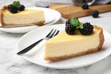 Masada böğürtlen ile süslenmiş lezzetli cheesecake parçası