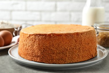 Açık gri mermer masada lezzetli taze ev yapımı kek