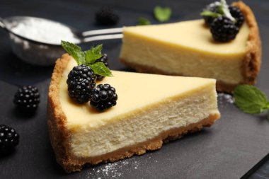 Kayrak tabağı üzerinde böğürtlen ile lezzetli cheesecake Parçaları, closeup